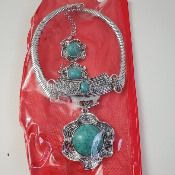 Cleopatra Turquoise Blossom Necklace with Earrings - Picture 8 of 9